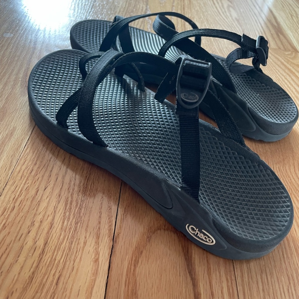 Black Chaco’s Zong Ecotread hiking sandals size 10